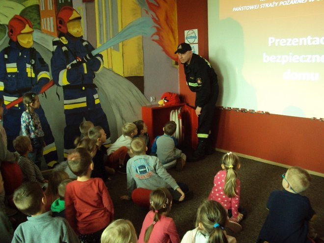 Przedszkolaki z miejskiej „ósemki” z wizytą u strażaków [ZDJĘCIA] - zdjęcie #4 - eOstroleka.pl