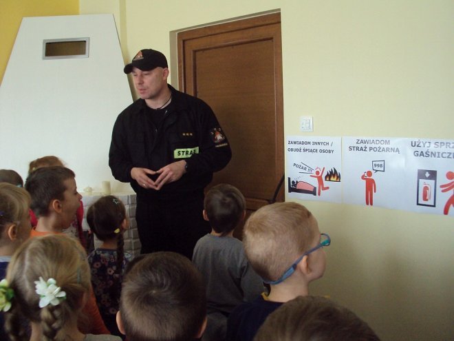 Przedszkolaki z miejskiej „ósemki” z wizytą u strażaków [ZDJĘCIA] - zdjęcie #6 - eOstroleka.pl