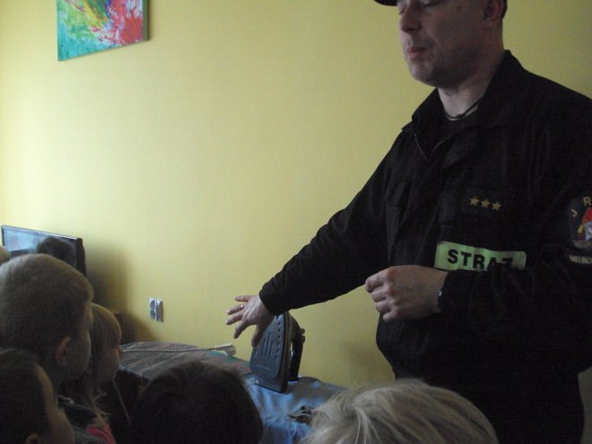 Przedszkolaki z miejskiej „ósemki” z wizytą u strażaków [ZDJĘCIA] - zdjęcie #9 - eOstroleka.pl