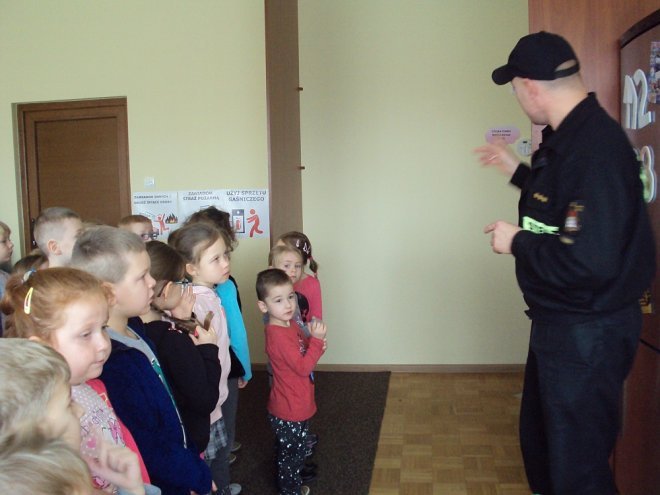 Przedszkolaki z miejskiej „ósemki” z wizytą u strażaków [ZDJĘCIA] - zdjęcie #10 - eOstroleka.pl