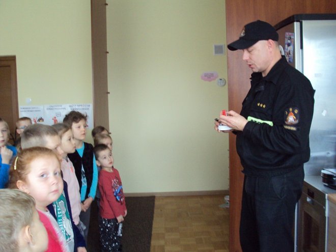 Przedszkolaki z miejskiej „ósemki” z wizytą u strażaków [ZDJĘCIA] - zdjęcie #11 - eOstroleka.pl