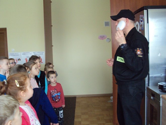 Przedszkolaki z miejskiej „ósemki” z wizytą u strażaków [ZDJĘCIA] - zdjęcie #12 - eOstroleka.pl