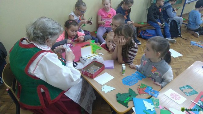 Warsztaty dla dzieci „Boże Narodzenie w wycinance kurpiowskiej” [20.11.2017] - zdjęcie #12 - eOstroleka.pl