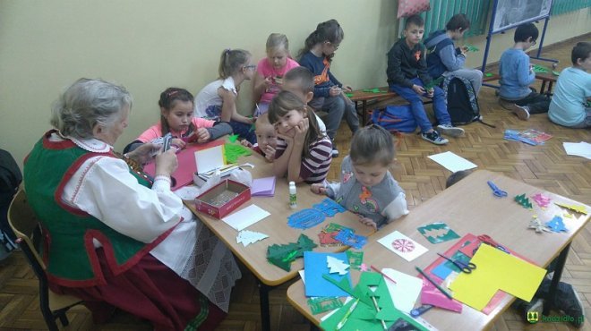 Warsztaty dla dzieci „Boże Narodzenie w wycinance kurpiowskiej” [20.11.2017] - zdjęcie #13 - eOstroleka.pl
