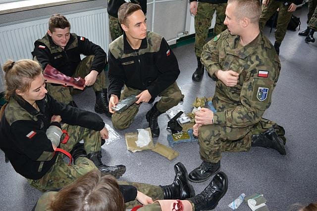 Żołnierze z Giżycka przeszkolili uczniów z ZSZ nr 2 w Ostrołęce [21.11.2017] - zdjęcie #40 - eOstroleka.pl