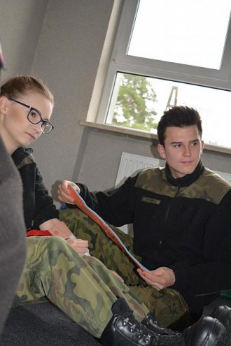 Żołnierze z Giżycka przeszkolili uczniów z ZSZ nr 2 w Ostrołęce [21.11.2017] - zdjęcie #49 - eOstroleka.pl