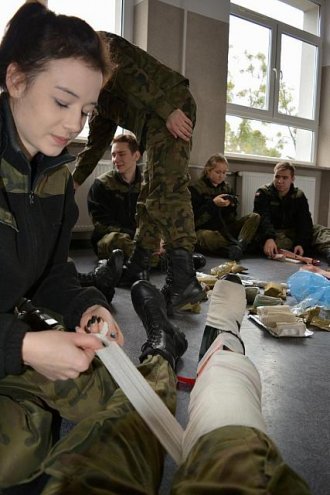 Żołnierze z Giżycka przeszkolili uczniów z ZSZ nr 2 w Ostrołęce [21.11.2017] - zdjęcie #50 - eOstroleka.pl