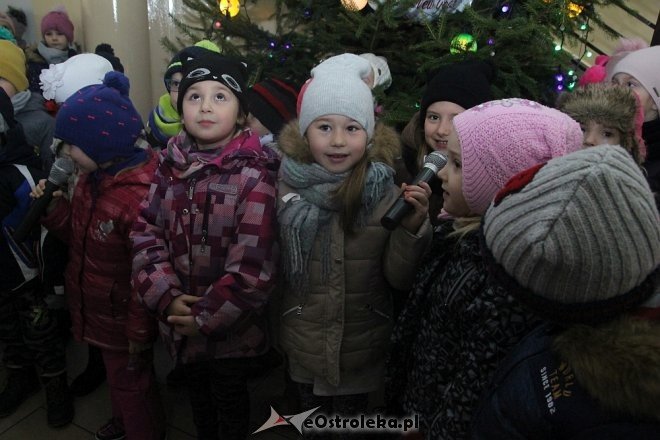 Przedszkolaki stroiły choinkę w „Handlowcu” [ZDJĘCIA] - zdjęcie #4 - eOstroleka.pl