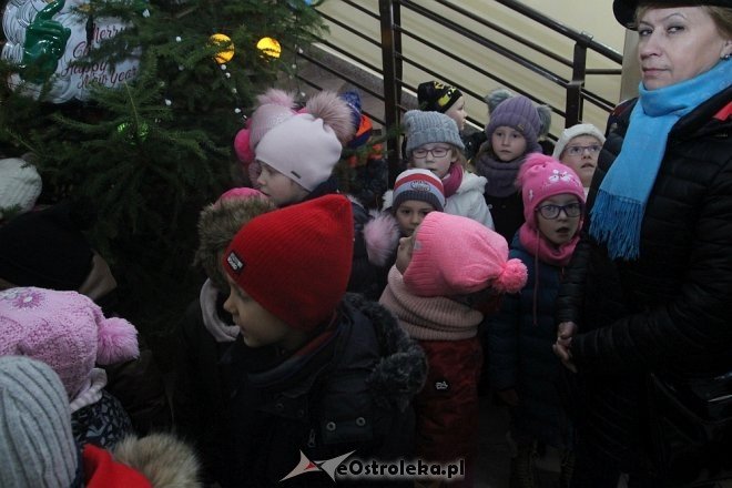 Przedszkolaki stroiły choinkę w „Handlowcu” [ZDJĘCIA] - zdjęcie #6 - eOstroleka.pl