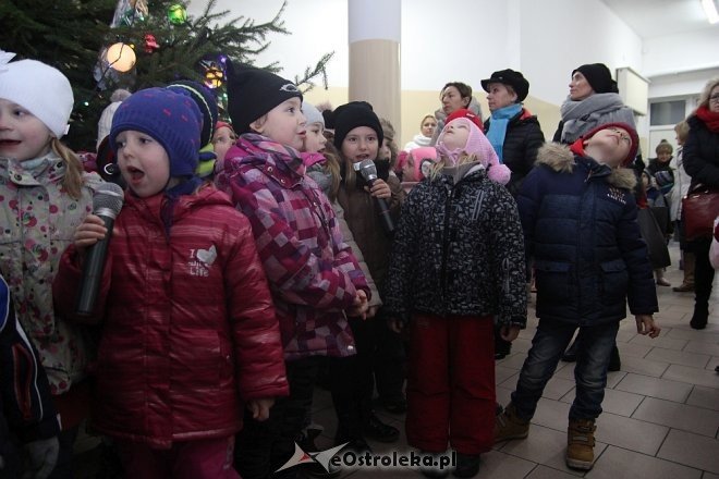 Przedszkolaki stroiły choinkę w „Handlowcu” [ZDJĘCIA] - zdjęcie #15 - eOstroleka.pl
