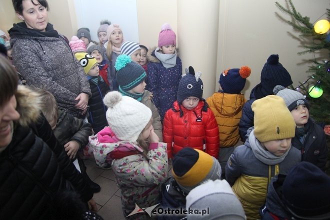 Przedszkolaki stroiły choinkę w „Handlowcu” [ZDJĘCIA] - zdjęcie #17 - eOstroleka.pl
