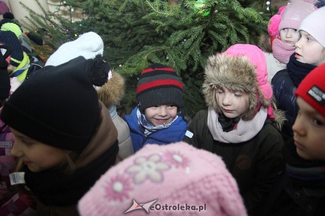 Przedszkolaki stroiły choinkę w „Handlowcu” [ZDJĘCIA] - zdjęcie #20 - eOstroleka.pl