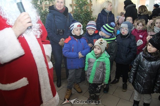 Przedszkolaki stroiły choinkę w „Handlowcu” [ZDJĘCIA] - zdjęcie #21 - eOstroleka.pl