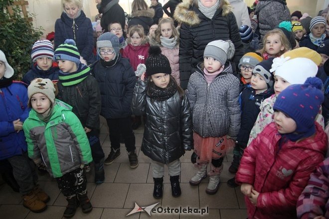 Przedszkolaki stroiły choinkę w „Handlowcu” [ZDJĘCIA] - zdjęcie #22 - eOstroleka.pl