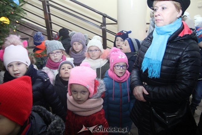 Przedszkolaki stroiły choinkę w „Handlowcu” [ZDJĘCIA] - zdjęcie #25 - eOstroleka.pl
