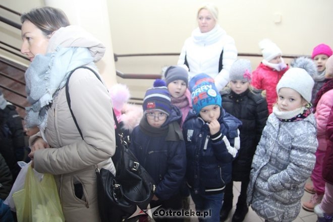 Przedszkolaki stroiły choinkę w „Handlowcu” [ZDJĘCIA] - zdjęcie #26 - eOstroleka.pl