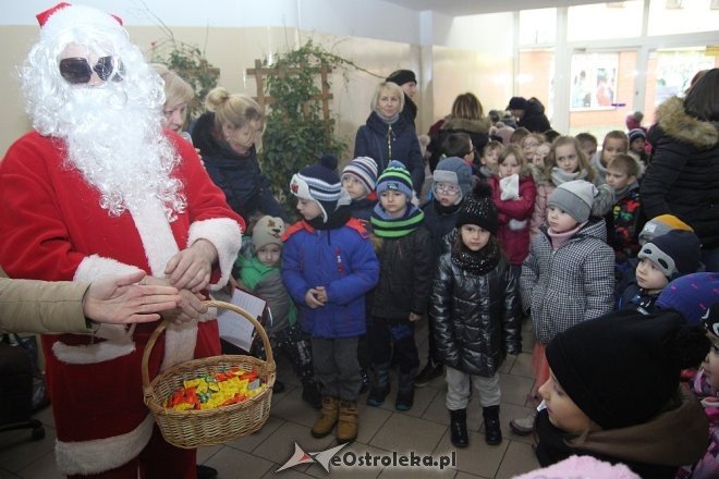 Przedszkolaki stroiły choinkę w „Handlowcu” [ZDJĘCIA] - zdjęcie #29 - eOstroleka.pl