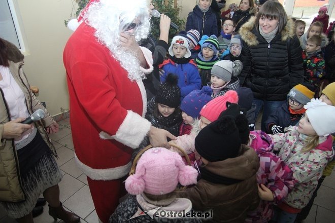 Przedszkolaki stroiły choinkę w „Handlowcu” [ZDJĘCIA] - zdjęcie #30 - eOstroleka.pl