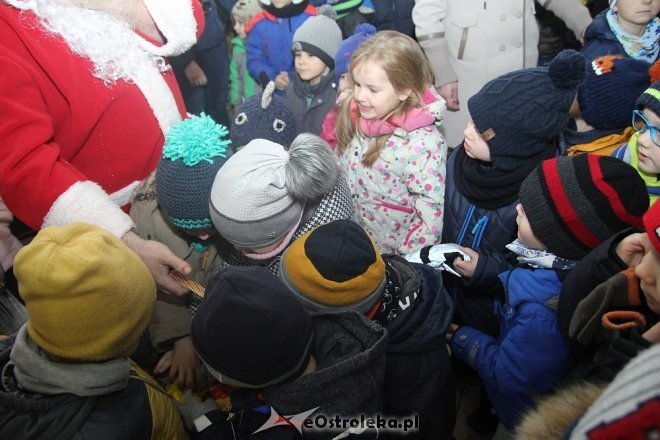 Przedszkolaki stroiły choinkę w „Handlowcu” [ZDJĘCIA] - zdjęcie #32 - eOstroleka.pl