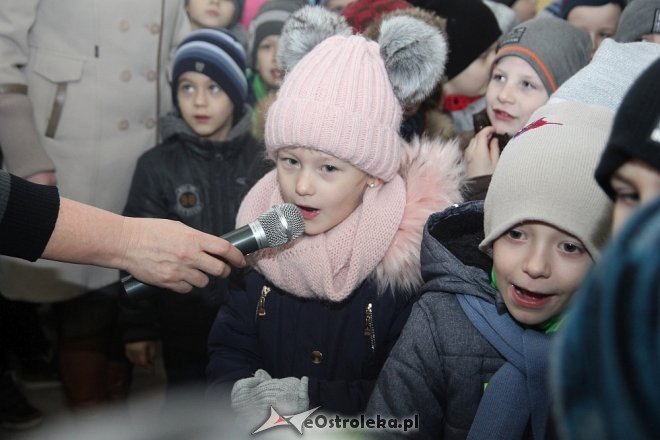 Przedszkolaki stroiły choinkę w „Handlowcu” [ZDJĘCIA] - zdjęcie #40 - eOstroleka.pl