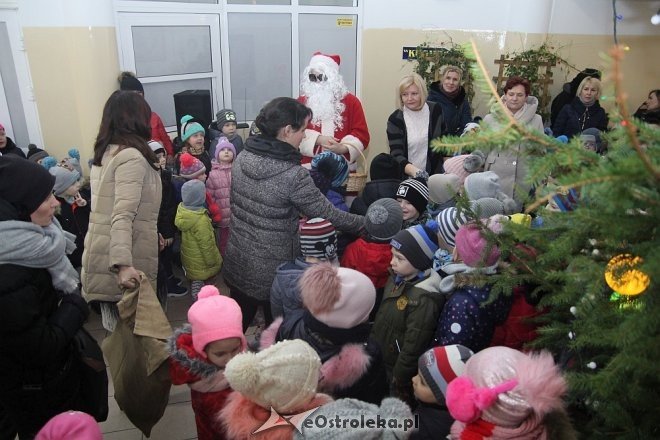 Przedszkolaki stroiły choinkę w „Handlowcu” [ZDJĘCIA] - zdjęcie #43 - eOstroleka.pl