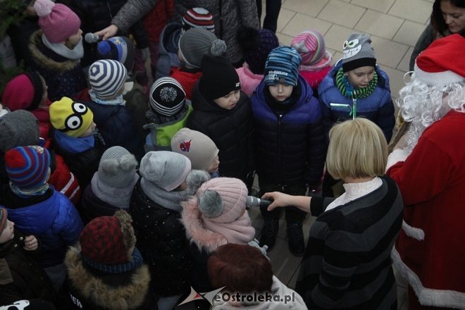Przedszkolaki stroiły choinkę w „Handlowcu” [ZDJĘCIA] - zdjęcie #46 - eOstroleka.pl
