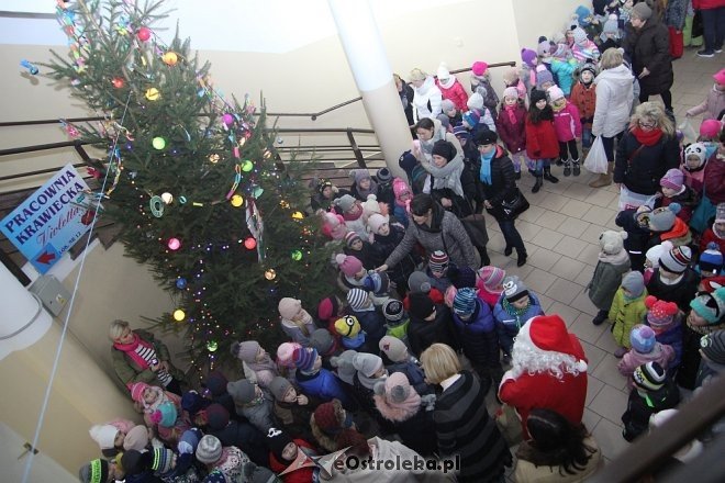 Przedszkolaki stroiły choinkę w „Handlowcu” [ZDJĘCIA] - zdjęcie #48 - eOstroleka.pl