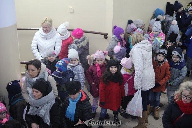 Przedszkolaki stroiły choinkę w „Handlowcu” [ZDJĘCIA] - zdjęcie #49 - eOstroleka.pl