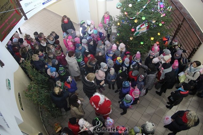 Przedszkolaki stroiły choinkę w „Handlowcu” [ZDJĘCIA] - zdjęcie #52 - eOstroleka.pl