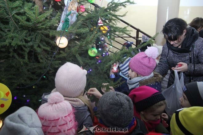Przedszkolaki stroiły choinkę w „Handlowcu” [ZDJĘCIA] - zdjęcie #65 - eOstroleka.pl