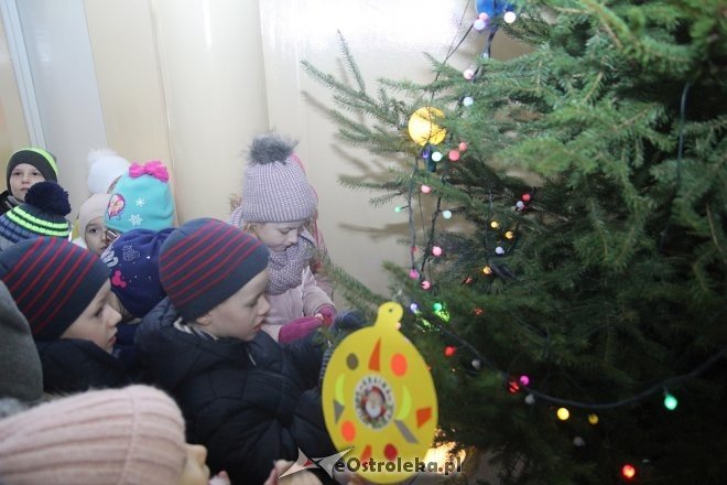 Przedszkolaki stroiły choinkę w „Handlowcu” [ZDJĘCIA] - zdjęcie #68 - eOstroleka.pl