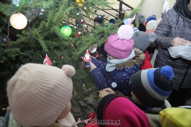 Przedszkolaki stroiły choinkę w „Handlowcu” [ZDJĘCIA] - zdjęcie #71 - eOstroleka.pl