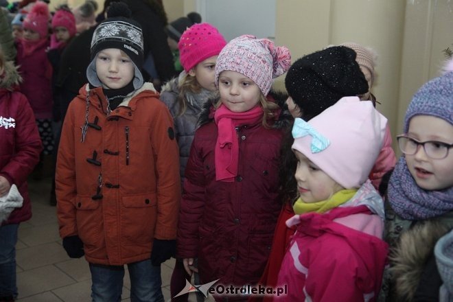 Przedszkolaki stroiły choinkę w „Handlowcu” [ZDJĘCIA] - zdjęcie #75 - eOstroleka.pl