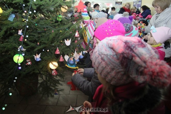 Przedszkolaki stroiły choinkę w „Handlowcu” [ZDJĘCIA] - zdjęcie #82 - eOstroleka.pl