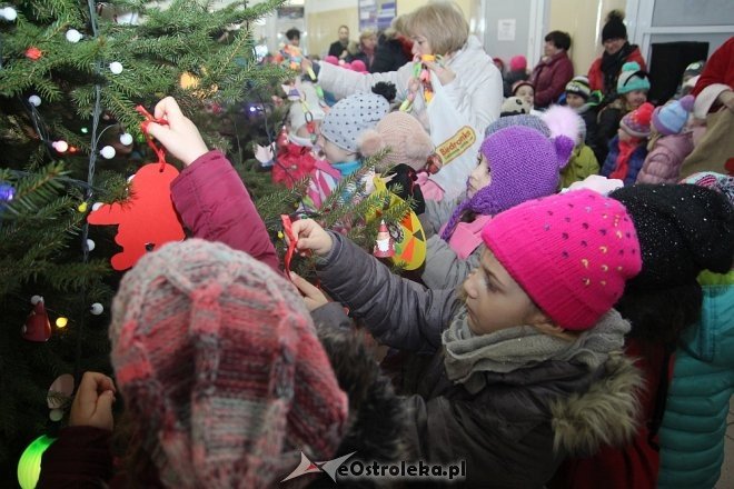 Przedszkolaki stroiły choinkę w „Handlowcu” [ZDJĘCIA] - zdjęcie #83 - eOstroleka.pl