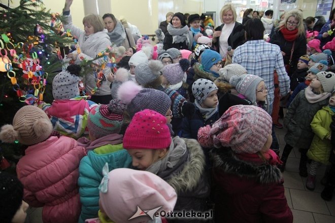 Przedszkolaki stroiły choinkę w „Handlowcu” [ZDJĘCIA] - zdjęcie #90 - eOstroleka.pl