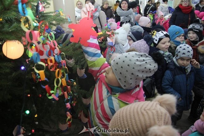 Przedszkolaki stroiły choinkę w „Handlowcu” [ZDJĘCIA] - zdjęcie #91 - eOstroleka.pl