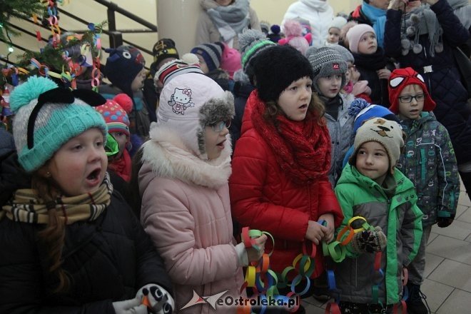 Przedszkolaki stroiły choinkę w „Handlowcu” [ZDJĘCIA] - zdjęcie #98 - eOstroleka.pl