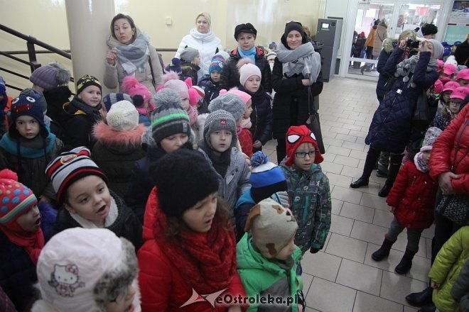 Przedszkolaki stroiły choinkę w „Handlowcu” [ZDJĘCIA] - zdjęcie #101 - eOstroleka.pl