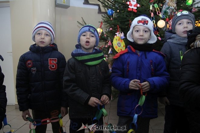 Przedszkolaki stroiły choinkę w „Handlowcu” [ZDJĘCIA] - zdjęcie #106 - eOstroleka.pl