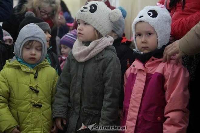 Przedszkolaki stroiły choinkę w „Handlowcu” [ZDJĘCIA] - zdjęcie #107 - eOstroleka.pl