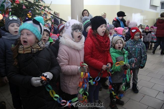 Przedszkolaki stroiły choinkę w „Handlowcu” [ZDJĘCIA] - zdjęcie #109 - eOstroleka.pl