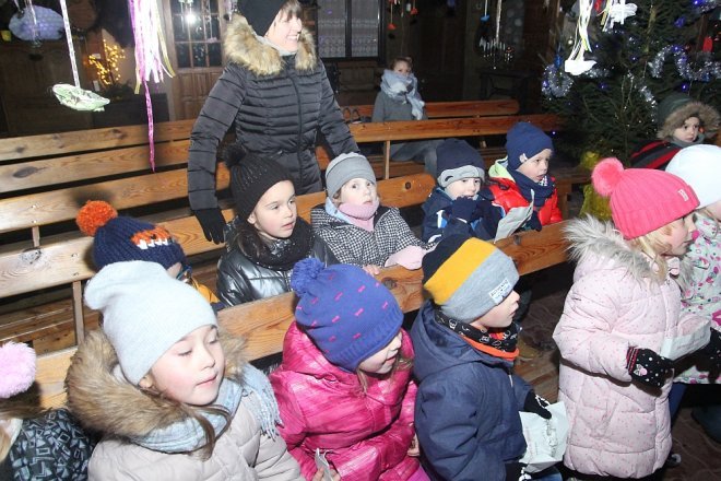 Spotkanie przedszkolaków z Krainy Misiów w Grocie Mikołaja [06.12.2017] - zdjęcie #97 - eOstroleka.pl