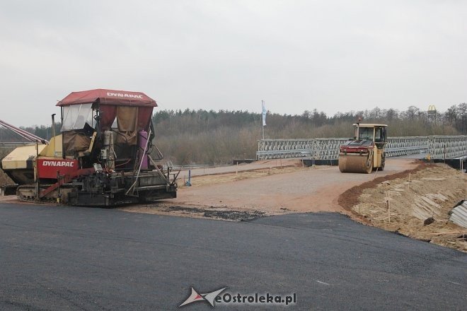 Budowa tymczasowego mostu na ostatniej prostej [ZDJĘCIA] - zdjęcie #2 - eOstroleka.pl