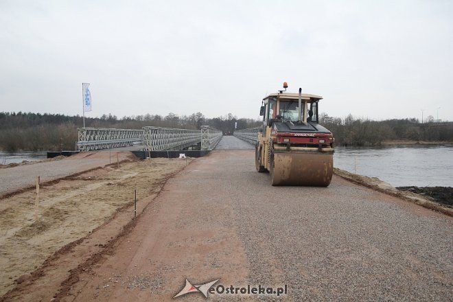Budowa tymczasowego mostu na ostatniej prostej [ZDJĘCIA] - zdjęcie #4 - eOstroleka.pl