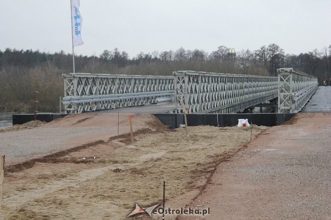 Budowa tymczasowego mostu na ostatniej prostej [ZDJĘCIA] - zdjęcie #6 - eOstroleka.pl
