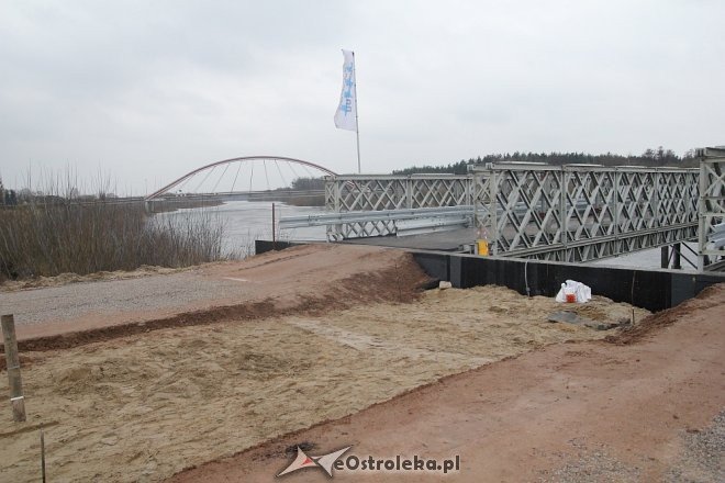 Budowa tymczasowego mostu na ostatniej prostej [ZDJĘCIA] - zdjęcie #10 - eOstroleka.pl