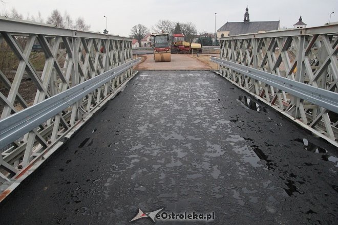 Budowa tymczasowego mostu na ostatniej prostej [ZDJĘCIA] - zdjęcie #12 - eOstroleka.pl