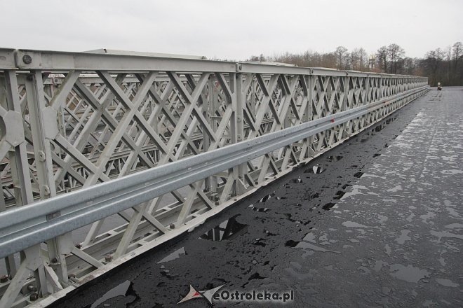 Budowa tymczasowego mostu na ostatniej prostej [ZDJĘCIA] - zdjęcie #17 - eOstroleka.pl