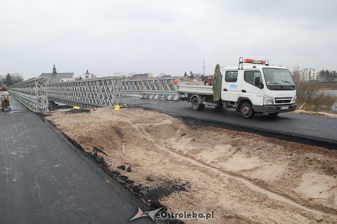 Budowa tymczasowego mostu na ostatniej prostej [ZDJĘCIA] - zdjęcie #24 - eOstroleka.pl